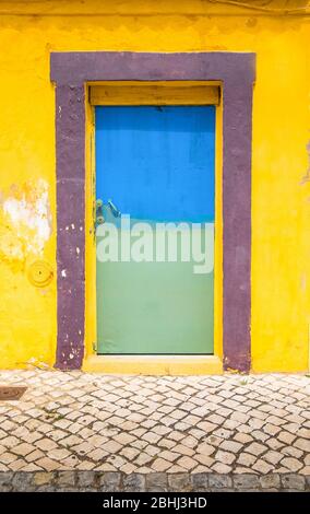 Mur extérieur peint en jaune sur une maison en Espagne Banque D'Images