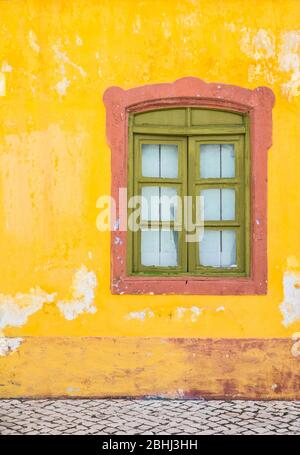 Mur extérieur peint en jaune sur une maison en Espagne Banque D'Images
