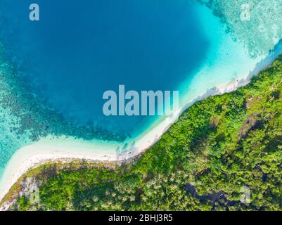 Vue aérienne en haut paradis tropical plage vierge forêt tropicale bleu lagon baie corail récif caraïbes mer turquoise eau à Banyak Îles Indonésie Banque D'Images