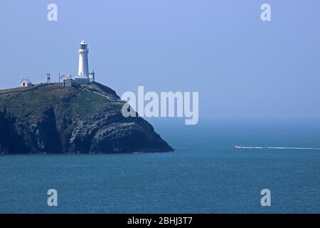 Les touristes en bateau font une excursion autour de South Stack Lighthouse Bay, Anglesey, Pays de Galles Banque D'Images