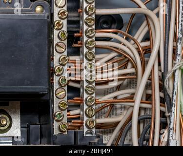 Câblage dans le panneau de la boîte de disjoncteurs électriques avec barre omnibus et fils de cuivre. Concept de l'entretien, de la réparation, du remodelage de la maison Banque D'Images