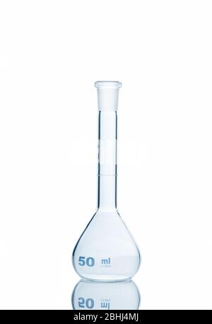 Vider 50 ml. Erlenmeyer sur fond blanc réfléchissant isolé avec masque, verrerie de laboratoire chimique et équipement scientifique Banque D'Images