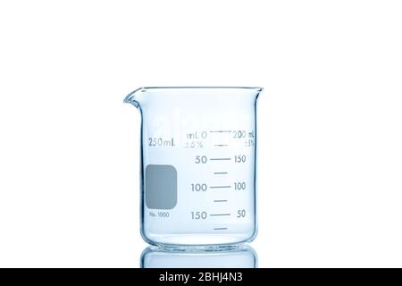 Bécher de mesure de 250 ml pour l'expérience scientifique en laboratoire isolé sur fond blanc et chemin de découpe, équipement scientifique et concept d'éducation Banque D'Images