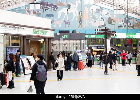 Tokyo, Japon - 28 Avril 2019 : personnes non identifiées à pied pass JR East travel service center situé à la Gare de Ueno Banque D'Images