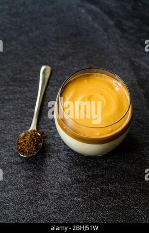 Café Dalgona / crème fouettée Fluffy et à la mode poudre de café granulée instantanée. Boisson granulée coréenne. Banque D'Images