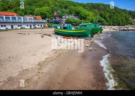 Gdynia en Pologne, plage d'Orlowo en mer Baltique avec bateaux de pêche et mouettes sur sable Banque D'Images