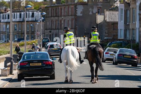 North Berwick, Écosse, Royaume-Uni. 26 avril 2020. La police montée patrouiller les plages de North Berwick dans East Lothian cet après-midi. Les chevaux Inverness (sombre) et Édimbourg ont voyagé de leurs écuries à Stetarton dans Ayrshire pour la marche d’aujourd’hui. Cependant, les plages étaient très calmes et le principal devoir des chevaux était de poser pour des photos avec les quelques personnes à l'extérieur. Iain Masterton/Alay Live News Banque D'Images