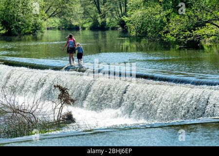 Les gens apprécient le temps chaud à Warleigh Weir sur la rivière Avon, Somerset, car les restrictions du gouvernement britannique continuent d'essayer de contenir le coronavirus. Banque D'Images