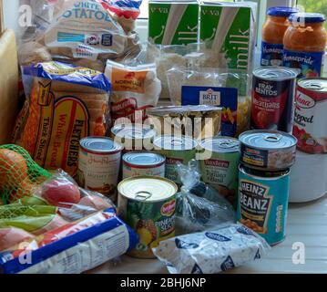 Londres, Royaume-Uni. 23 avril 2020. Un forfait alimentaire d'urgence gratuit fourni par HM Government UK chaque semaine à des personnes extrêmement vulnérables, vu sur un plan de travail de cuisine dans le nord de Londres en avril. Crédit: Joe Kuis / Alay News Banque D'Images