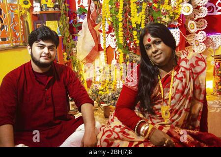 Ardhanarishwar Puja a tenu dans la maison d'un couple transgenre Banque D'Images