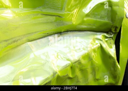 Fermé jusqu'fond de couleur vert endommagé porte de voiture qui a causé d'un accident Banque D'Images