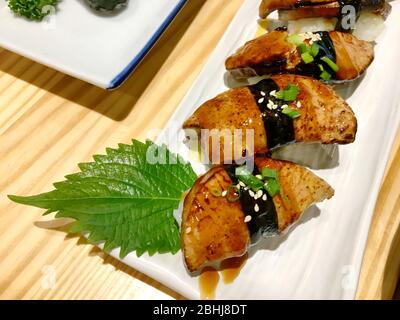 Le foie gras Onigiri sur la plaque blanche dans le restaurant japonais Banque D'Images