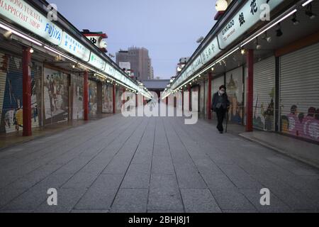 Dimanche. 26 avril 2020. TOKYO, JAPON - 26 AVRIL : peu de personnes sont proches des magasins fermés du quartier d'Asakusa, en raison des préoccupations du coronavirus COVID-19 le dimanche 26 avril 2020 à Tokyo, Japon. Le Premier ministre japonais Shinzo Abe a déclaré la semaine dernière un état d'urgence national exhortant les gens à rester chez eux pour empêcher la propagation du coronavirus dans tout le pays. (Photo: Richard Atrero de Guzman/ AFLO) Banque D'Images