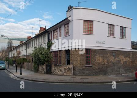 33-35 Sterne Street & 37-53 Sterne Street, Londres, W12 by George Waltton Banque D'Images