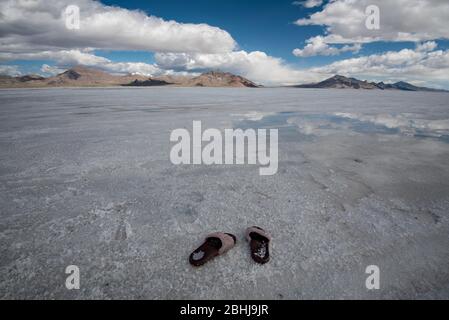 Chaussures oubliées ou abandonnées sur les salines des Bonneville Salt Flats dans l'ouest de l'Utah, aux États-Unis. C'est presque comme s'il y avait un "enlèvement étranger". Banque D'Images