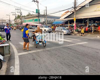 Photo d'un vieil homme au volant de son tricycle bleu custome sur la rue de Paknampran, Hua Hin Thaïlande Décembre 22, 2018 Banque D'Images