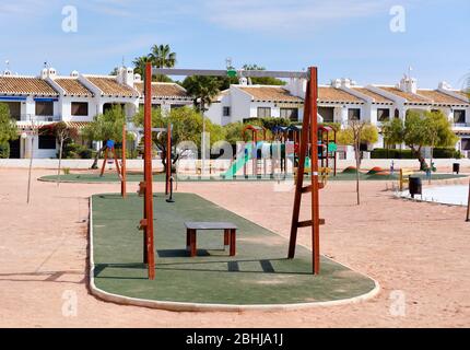 Aire de jeux vide pour les enfants de plus jeune génération en plein air. Province d'Alicante, Orihuela, Torrevieja ville. Costa Blanca, Espagne Banque D'Images