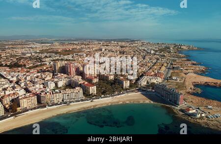 Vue aérienne sur la côte de Los Locos, point de vue drone, mer Méditerranée calme, photo prise pendant le verrouillage du virus corona plages sont fermées. Banque D'Images