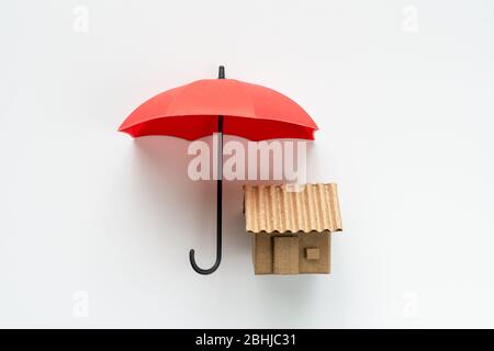 Maison sous parapluie rouge Banque D'Images