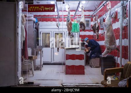 Djeddah / Arabie Saoudite - 16 janvier 2020: Homme dans un magasin de boucher en Arabie Saoudite Banque D'Images