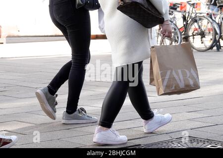 Hambourg, Allemagne. 24 avril 2020. Les passants peuvent se promener dans le centre-ville de Hambourg avec des sacs à provisions de Zara. Crédit: Bodo Marks/dpa/Alay Live News Banque D'Images