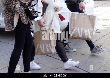 Hambourg, Allemagne. 24 avril 2020. Les passants se trouvent à pied dans le centre-ville de Hambourg, avec des sacs à provisions de la chaîne de mode Zara. Crédit: Bodo Marks/dpa/Alay Live News Banque D'Images