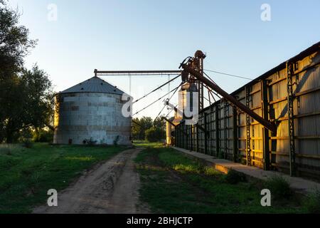 Vue sur scène de vieux silos à grains pendant le coucher du soleil d'été à Huinca Renancó, Cordoue, Argentine Banque D'Images