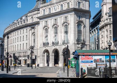 Un Piccadilly Circus et Regent Street désertés dans le centre de Londres sans voiture ni personne Banque D'Images