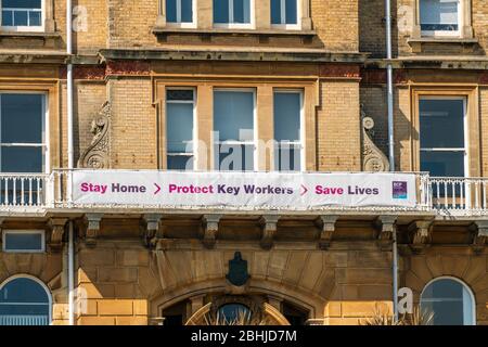 Bournemouth, Royaume-Uni. Dimanche 26 avril 2020. Une grande bannière sur l'hôtel de ville de Bournemouth disant rester à la maison - protéger les travailleurs clés - sauver des vies. Crédit: Thomas Faull/Alay Live News Banque D'Images