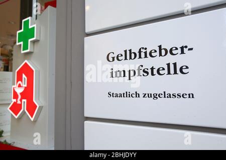 Hambourg, Allemagne. 24 avril 2020. Un signe avec l'inscription 'Gelbfieberimpfstelle' et 'Staatlich zugelassen' doit être vu à côté d'une pharmacie. Crédit: Bodo Marks/dpa/Alay Live News Banque D'Images