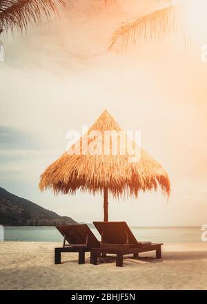 Chaises et parasol sur la plage de sable près de la mer, vacances d'été voyage vacances pour le tourisme. Banque D'Images