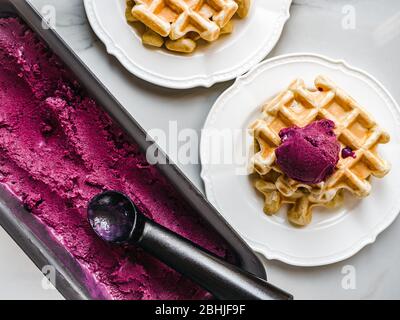 Glace et gaufres parfumées. Gros plan Banque D'Images