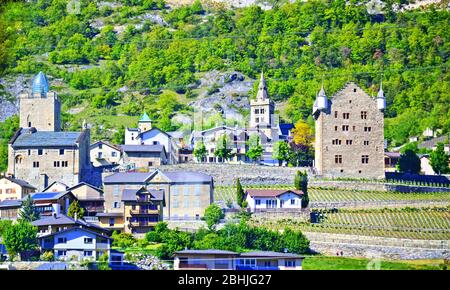 Vue sur la municipalité de Leuk-A dans le district de Leuk dans le canton du Valais en Suisse avec le château historique de Leuk et les édifices de l'Hôtel de ville Banque D'Images