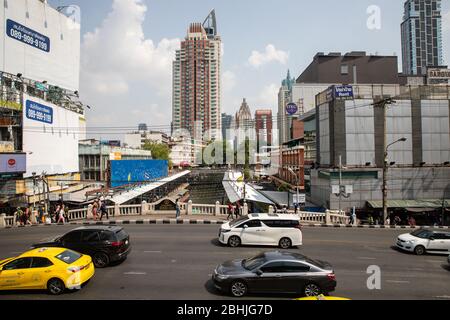 Bangkok, Thaïlande - février 2020: Vue sur la route animée et terminal de ferry Pratu Nam près du supermarché Big C et du quartier de Makkasan Banque D'Images