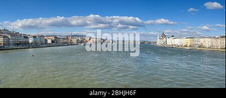 BUDAPEST, HONGRIE - MARS 2018 : vue panoramique sur le Danube qui traverse le centre de Budapest. Il sépare les parties de la ville. Banque D'Images