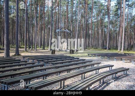 Piasnica, 26. Avril 2020 les massacres à Piasnica Memorial place sont observés à Piasnica, dans le nord de la Pologne, le 26 avril 2020, les massacres à Piasnica ont été des exécutions massives effectuées par des Allemands, pendant la seconde Guerre mondiale, entre l'automne 1939 et le printemps 1940. Le nombre exact de personnes assassinées varie entre 12 000 et 14 000 victimes. La plupart d'entre eux étaient des intellectuels polonais de la Poméranie, mais des Polonais, des Juifs, des Tchèques et des détenus allemands d'hôpitaux mentaux ont également été assassinés. © Vadim Pacajev / Alay Live News Banque D'Images