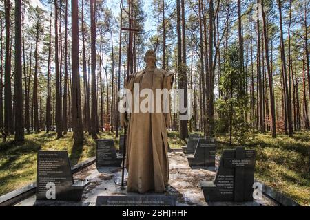 Piasnica, 26. Avril 2020 les massacres à Piasnica Memorial place sont observés à Piasnica, dans le nord de la Pologne, le 26 avril 2020, les massacres à Piasnica ont été des exécutions massives effectuées par des Allemands, pendant la seconde Guerre mondiale, entre l'automne 1939 et le printemps 1940. Le nombre exact de personnes assassinées varie entre 12 000 et 14 000 victimes. La plupart d'entre eux étaient des intellectuels polonais de la Poméranie, mais des Polonais, des Juifs, des Tchèques et des détenus allemands d'hôpitaux mentaux ont également été assassinés. © Vadim Pacajev / Alay Live News Banque D'Images