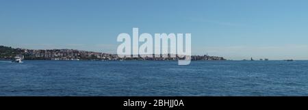Vue panoramique sur la partie asiatique d'Istanbul depuis la mer. Banque D'Images