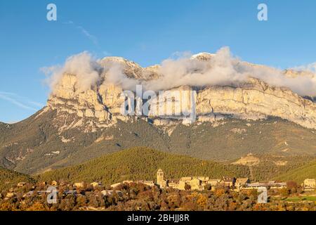 El Pueyo de Araguás village et Peña Montañesa peak, Huesca, Espagne Banque D'Images