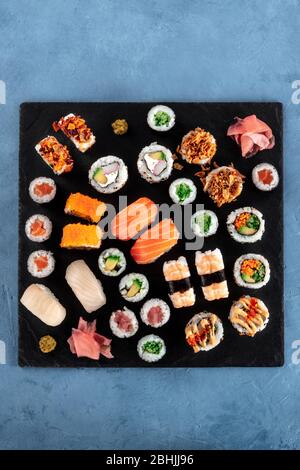 Grand jeu de sushis, prise de vue en hauteur avec espace publicitaire. Une variété de maki, nigiri et de rouleaux Banque D'Images