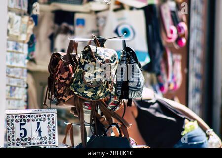 Athènes Grèce 29 août 2019 gros plan des objets décoratifs traditionnels vendus dans les boutiques de souvenirs dans les rues d'Athènes le matin Banque D'Images