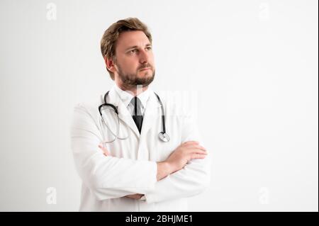 Portrait d'un médecin masculin avec stéthoscope en uniforme médical, en se posant sur un fond blanc isolé Banque D'Images