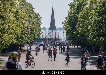 Londres, Royaume-Uni. 26 avril 2020. Météo au Royaume-Uni : les habitants apprécient Greenwich Park pendant la vague de chaleur du week-end malgré le maintien continu du Covid-19. Crédit: Guy Corbishley/Alay Live News Banque D'Images