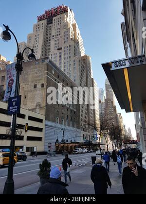 New York, NY/USA- décembre 2017: The Wyndham New Yorker Hotel on West 34th Street. Cet hôtel art déco est situé dans le quartier de Hel's Kitchen Banque D'Images