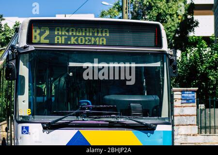 Athènes Grèce 30 août 2019 vue d'un bus public qui traverse les rues d'Athènes le matin Banque D'Images
