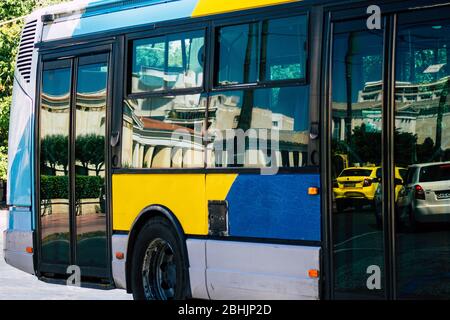 Athènes Grèce 30 août 2019 vue d'un bus public qui traverse les rues d'Athènes le matin Banque D'Images
