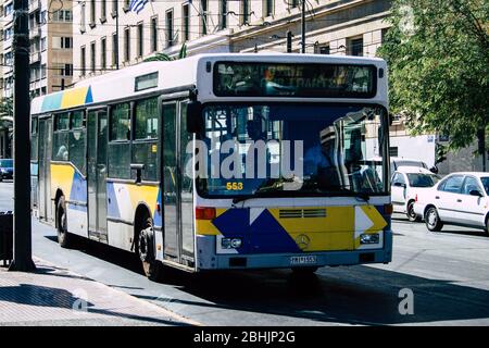 Athènes Grèce 30 août 2019 vue d'un bus public qui traverse les rues d'Athènes le matin Banque D'Images