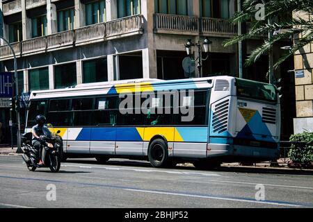 Athènes Grèce 30 août 2019 vue d'un bus public qui traverse les rues d'Athènes le matin Banque D'Images