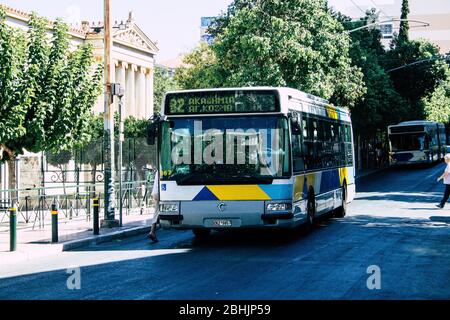 Athènes Grèce 30 août 2019 vue d'un bus public qui traverse les rues d'Athènes le matin Banque D'Images