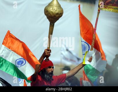 Un partisan porte une mace émoussée lorsqu'il assiste à la cérémonie de serment du parti AAM Aadmi, ou du chef du Parti de l'homme commun Arvind Kejriwal, à New Delh Banque D'Images